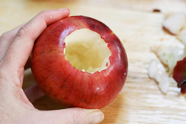 Четвертая фотография к инструкции по приготовлению рецепта Запеченные яблоки с изюмом и орехами пекан