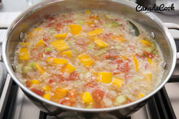 Четвертая фотография к инструкции по приготовлению рецепта Суп из белой фасоли с копченым свиным окороком, тыквой и мангольдом