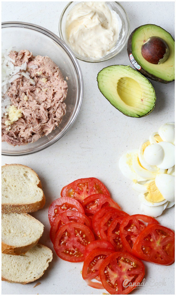Третья фотография к инструкции по приготовлению рецепта Сэндвич с тунцом, помидором и авокадо