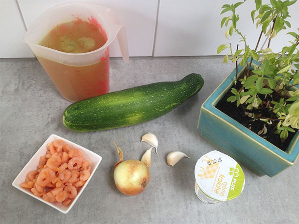 Первая фотография к инструкции по приготовлению рецепта Крем-суп из кабачков с креветками