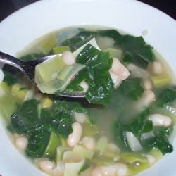 Суп из белой фасоли с луком-пореем и шпинатом