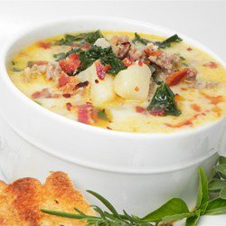 Картофельный суп с колбасками и беконом