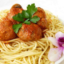Фрикадельки с томатным соусом и спагетти