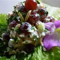 Куриный салат с виноградом и миндалем