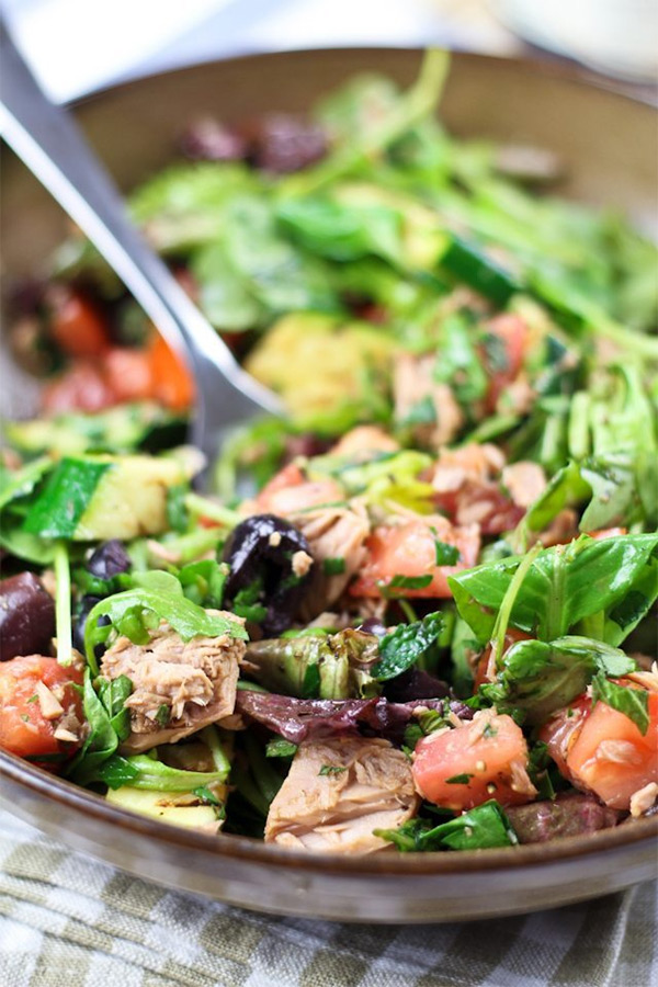 Салат из тунца с овощами и зеленью